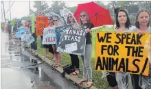  ?? GORD HOWARD THE NIAGARA FALLS REVIEW ?? Protesters line the street in front of Marineland on Sunday.