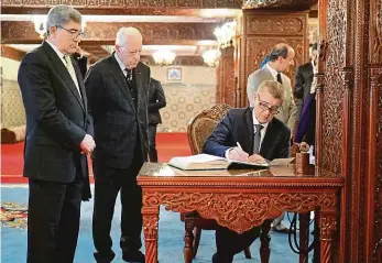  ?? Foto: Pavel Mikeska ?? Podpis dohody Premiér Babiš podepisuje v Maroku jednu z nových dohod.