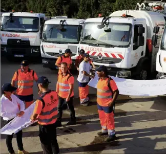  ??  ?? Hier soir, dernier jour de traitement des déchets pour la société Algora, une partie des employés a réalisé des banderoles de contestati­ons (Photos Patrice Lapoirie)