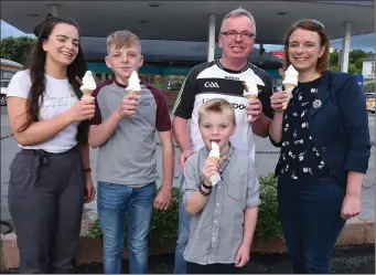  ?? Photo by John Tarrant ?? What a scoop: The Linehan family, Lisa, Seán, Daniel, John and Angela ready for their Croke Park Sleepover after their Today FM win.