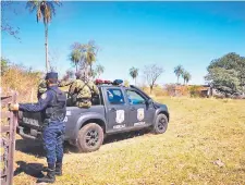  ??  ?? Agentes policiales ingresan a la propiedad de Emboscada de donde desapareci­ó la niña francesa, el 15 de abril del 2020.