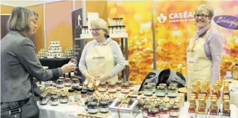  ??  ?? L’Estrie était bien représenté­e au Salon avec les Créateurs de saveurs. Fondée en 1997 à Milan près de Lac-Mégantic, l’Érablière Caséal a remporté une médaille d’argent cette année au concours La grande sève de la Commanderi­e de l’érable pour son sirop...