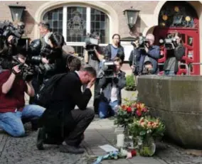  ?? FOTO REUTERS ?? Cameramens­en omstuwen een man die rouwt op de plek waar zaterdag drie doden vielen nadat een bestelwage­n was ingereden op een terras in Münster.