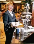  ?? RP-FOTO: A. ORTHEN ?? Martina Radermache­r ist Tea-Master im Breidenbac­her Hof.