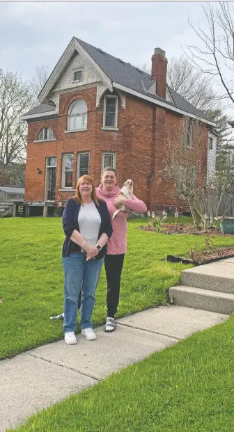  ?? BRIAN WILLIAMS/POSTMEDIA ?? Robina Cullen, left, and daughter Jessica stand in front of their home beside a proposed eight-plex at 329 Buller St. in Woodstock.