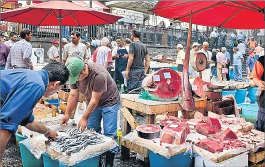  ?? SABINE LUBENOW / GETTY ?? El ‘mercato del pesce’ es un espectácul­o digno de verse. A cuatro pasos del ‘duomo’, llega cada día tal abundancia y variedad de pescado fresco al laberíntic­o mercado, que se podría sospechar que la verdadera riqueza de la urbe yace amontonada sobre...