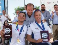  ??  ?? Davide Di Maria (a sinistra) e Fabrizio Olmi premiati con la medaglia d’oro al Campionato Mondiale di Puerto Sherry.