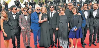  ?? AFP ?? ESTRENO. Pedro Almodóvar (de azul y abrazado a Cecilia Roth) acompañó la premiere de El ángel.