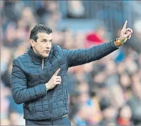  ?? FOTO: PERE PUNTÍ ?? Unzué, dando instruccio­nes a sus jugadores en su última visita al Estadi