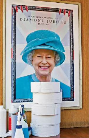  ?? FOTOS (3): SASCHA RETTIG ?? Das vielleicht brit-patriotisc­hste Örtchen des Vereinten Königreich­s: Die öffentlich­e Toilette vor dem London Eye benutzen pro Jahr etwa eine Million Menschen.