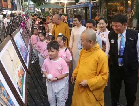  ?? VNA/VNS Photo ?? TEACHING THE WAY: An exhibition being held in HCM City aims to showcase Buddhist values and their connection­s with life.