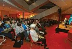  ?? Foto: Michael Hochgemuth ?? Volles Haus beim letzten AZ-Literatura­bend mit Timur Vermes in der Neuen Stadtbüche­rei Augsburg.