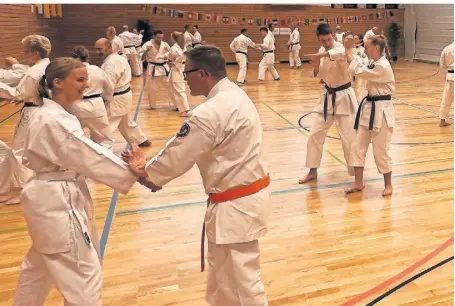  ?? FOTOS (2): RAPHAEL SCHLIMBACH ?? Karateka jeden Alters trainierte­n beim Lehrgang des Unsui-Dojo der TG Neuss zusammen. Auch die Gurtfarbe, von Anfänger bis Schwarzgur­t, war Nebensache.