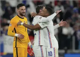  ?? LUCA BRUNO - THE ASSOCIATED PRESS ?? France’s goalkeeper Hugo Lloris, left, Theo Hernandez and France’s Kylian Mbappe celebrate at the end of the UEFA Nations League semifinal soccer match.