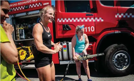  ?? FOTO: JACOB BUCHARD ?? Nancy Sierra (f.v.), Charlotte Nevland og Lisa Tvedt får demonstrer­t hydraulisk frigjøring­sutstyr som benyttes når noen sitter fastklemt etter en bilulykke.