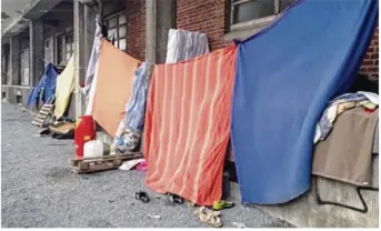  ?? © ML/ Normandie-actu) ?? Sur le quartier de la presqu’île de Caen, au niveau de l’ancienne minoterie, une dizaine de migrants se sont fabriqués des abris de fortune. (Photo