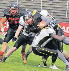  ?? BENEFOTO ?? Clark Evans mit dem Football-Ei wird von den Berlinern gestoppt.