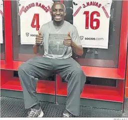  ?? SEVILLA F.C. ?? Mbia sonríe con complicida­d en el vestuario actual del Sevilla.