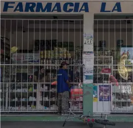  ??  ?? NICARAGUA. Ante el anuncio de sus efectos para tratar síntomas graves del Covid-19, la población se lanzó a la farmacias. Ahora, el medicament­o escasea en Nicaragua.