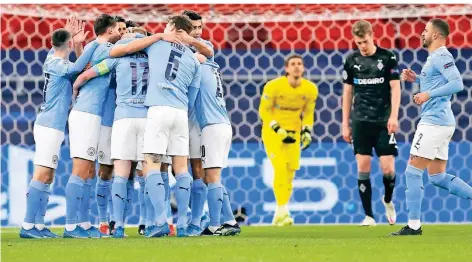  ?? FOTO: AP PHOTO/LASZLO BALOGH ?? Manchester City bejubelt das 1:o durch Kevin de Bryne, Borussia, hier Yann Sommewr, ist bedient.