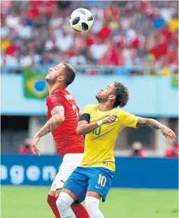  ?? Dpa ?? Arnautovic, de Austria, lucha por el balón con Neymar