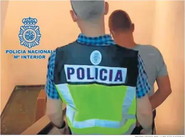  ?? IMAGEN CEDIDA POR LA POLICÍA NACIONAL ?? Uno de los detenidos custodiado por un agente.