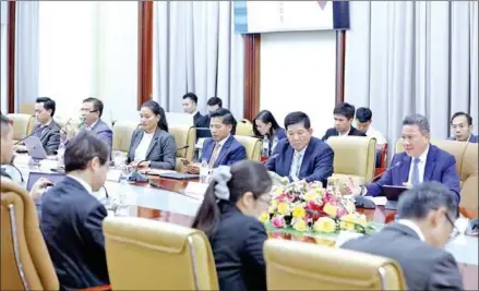  ?? CDC ?? CDC first vice-president Sun Chanthol (right) leads a meeting with the Sumitomo Corporatio­n delegation on February 20.