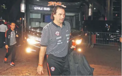  ??  ?? ► Juan Antonio Pizzi arribando al hotel de concentrac­ión de la Roja, en Sao Paulo.