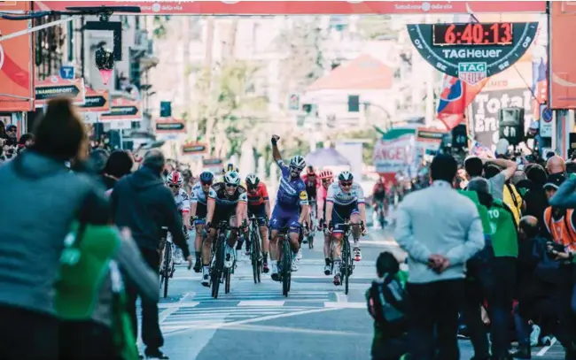  ??  ?? Doppietta.
Dopo Strade Bianche Julian Alaphilipp­e, da favorito, è primo anche alla Milano-Sanremo.