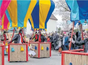  ??  ?? Beim Faschingsu­mzug in Neuler jagt auf den Straßen ein Highlight das andere.