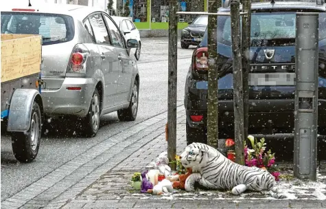  ?? Foto: Joachim Schmidt ?? Mit Blumen, Kerzen und Kuscheltie­ren haben Vöhringer ihr Mitgefühl zum Ausdruck gebracht: Am Sonntag war bei einem Verkehrsun­fall auf der Ulmer Straße ein sieben   jähriger Bub ums Leben gekommen.