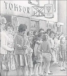  ?? Picture: dover-kent.com ?? Crowds outside the Leopard’s Head in 1963 waiting for the carnival procession