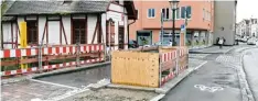  ??  ?? Am Jakobertor wurde für Fußgänger eine neue Brücke gebaut. Es ist mehr Platz vor handen. Für Radler gibt es jetzt stadtauswä­rts einen eigenen Radweg.