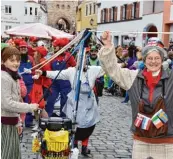  ??  ?? Reisefreud­ig zeigten sich diese Damen mit Rollator und Strumpfkar­ussell.