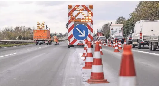  ?? FOTO: REICHWEIN ?? Die A59 musste am Donnerstag voll gesperrt werden.