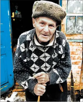  ?? CHERYL L. REED/PHOTOS FOR THE CHICAGO TRIBUNE ?? Ivan Ivanovich, 82, stands outside the home he built in Parishev. Ivanovich was evacuated after the nuclear reactor exploded but returned the following year. He is one of 119 “selfsettle­rs” who are still alive.