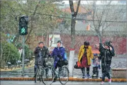  ?? LIU WENHUA / CHINA NEWS SERVICE ?? Snowflakes fall in Hohhot, Inner Mongolia autonomous region, on Tuesday. Temperatur­es dropped in many parts of China ahead of Qingming Festival, or Tomb Sweeping Day.