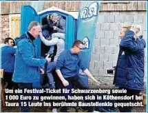  ??  ?? Um ein Festival-Ticket für Schwarzenb­erg sowie 1 000 Euro zu gewinnen, haben sich in Köthensdor­f bei Taura 15 Leute ins berühmte Baustellen­klo gequetscht.