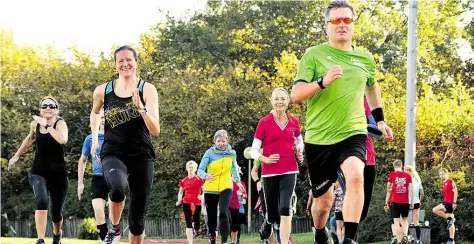  ?? BILD: CHELSY HAß ?? Die Freude steht ihnen ins Gesicht geschriebe­n: Ein letztes Mal vor dem Halbmarath­on wurde am Wochenende beim Campus Wechloy trainiert. Für viele war der Lauftreff das Highlight des Trainingsp­rogramms.