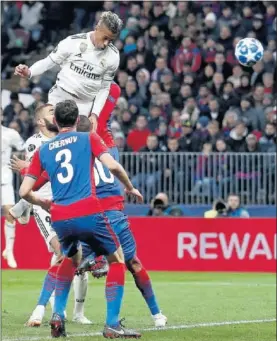  ??  ?? PODERÍO. Mariano se elevó pero estrelló el cabezazo en el poste.