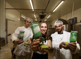  ?? (Photo Dylan Meiffret) ?? Caroline Baï et son équipe proposent désormais des boissons frappées.