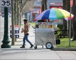  ?? ARIC CRABB — STAFF PHOTOGRAPH­ER ?? A sidewalk vendor works along Mission Boulevard on Sunday in Hayward. The city of Hayward is updating its sidewalk vendor rules after complaints have surfaced.