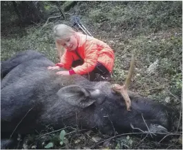  ??  ?? SISTE TUR: Maria Tønnesøl Vestby beundrer den døde elgen med det unormale geviret.