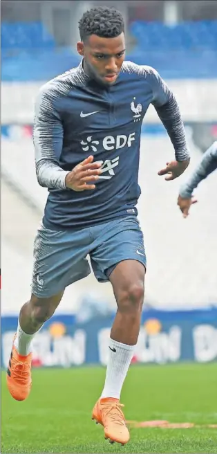  ??  ?? COMPAÑEROS. Lemar y Griezmann, juntos en un entrenamie­nto con Francia. La image