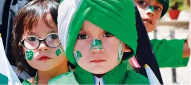  ?? Agence France-presse ?? ↑
Children dressed with garments and face paint in the colours of Pakistan’s national flag pose for a photograph along a street during Independen­ce Day celebratio­ns in Quetta on Friday.