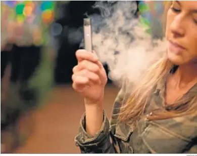  ?? ARCHIVO ?? El vapeo imita el hábito de fumar cigarrillo­s, facilitand­o la transición hacia el abandono del tabaco.