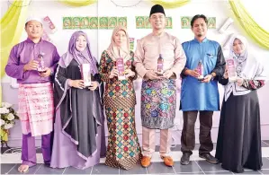  ??  ?? WANI (dua kiri) dan Darwis (dua kanan) bersama suami serta isteri masing-masing bergambar bersama Abdul latif dan isteri.