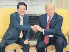  ?? CHIP SOMODEVILL­A / BLOOMBERG ?? En el despacho
oval Donald Trump, con Shinzo Abe, al que tuvo cogido de la mano durante 19 segundos, mientras los fotógrafos sacaban imágenes; cuando le soltó, la cara del primer ministro japonés reveló sorpresa. A la derecha, con la
premier...