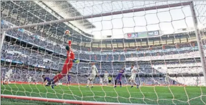  ??  ?? PARADA. Keylor Navas realizó una de las paradas de la temporada el pasado sábado en el Bernabéu.