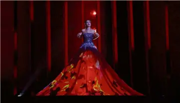  ??  ?? L’Estonie et la spectacula­ire robe de la soprano Elina Nechayeva.